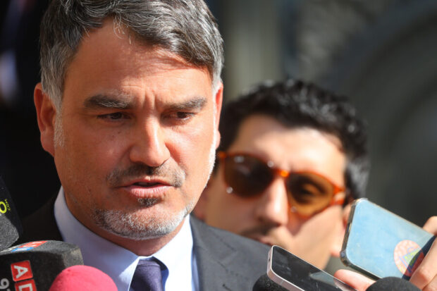 El senador de la UDI y presidente de la Comisión de Hacienda se reunió con el ministro Quiroz para darle su respaldo en medio de la polémica por recortes presupuestarios.