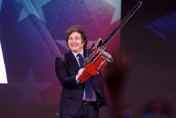 Presidente de Argentina, Javier Milei, con la motosierra.
