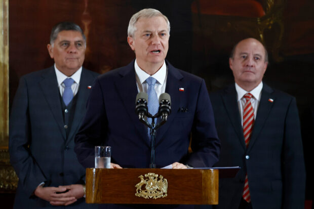 El Presidente José Antonio Kast firma el proyecto de Reconstrucción Nacional.