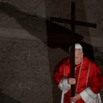 El Papa León XIV durante el Vía Crucis.
