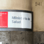 Letrero oficial del Ministerio de Salud (Minsal) en el frontis de un edificio.