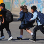Convivencia escolar: ¿qué estamos naturalizando en los primeros años? Niños escolares corriendo.