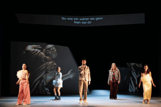 "Propaganda", obra de teatro.