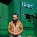 Defensa de Joaquín Lavín León califica investigación como "sesgada" y descarta existencia de delitos El abogado Cristóbal Bonacic de pie afuera de una reja y muro verde del Anexo Penitenciario Capitán Yáber.