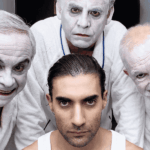 “Baño a baño”: la emblemática obra de resistencia retorna al Teatro Nacional Chileno "Baño a baño", obra de teatro.