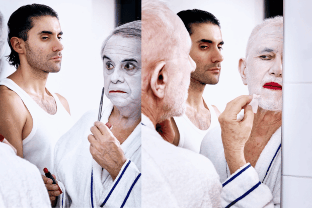 "Baño a baño", obra de teatro.
