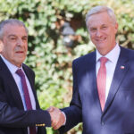 El expresidente Frei y el Presidente Kast posan sonrientes para una foto mientras se estrechan de manos.