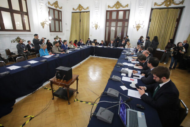 La Comisión Hacienda de la Cámara de Diputados recibe las respuestas del Ejecutivo a preguntas respecto del proyecto de ley de reconstrucción nacional.Jonnathan Oyarzun/Aton Chile.