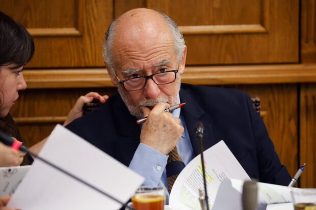 Ivan Flores durante la comison de Salud en el Senado. Foto: Aton Chile.
