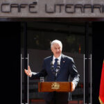 La utilidad de lo “inútil” El Presidente José Antonio Kast en el frontis del Café Literario de Providencia.