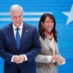 Presidente José Antonio Kast concreta donación del 20% de su sueldo a fundaciones El Presidente de la Republica, Jose Antonio Kast, junto a su esposa María Pía Adriasola, en conmemoracion del 1 de mayo en el Hospital del Trabajador. Foto: Aton Chile.