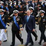 Glorias Navales: Presidente Kast emplaza a líderes políticos a recuperar "el amor por Chile" tras desfile El Presidente José Antonio Kast, encabeza la ceremonia de conmemoración del 21 de Mayo en la Plaza Sotomayor de Valparaiso. Foto: Aton Chile.