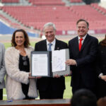 El Presidente José Antonio Kast promulga la Ley de Sociedades Anónimas Deportivas en el Estadio Nacional.
