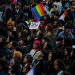 Organizaciones LGBTIQ+ advierten retrocesos y piden políticas de Estado en el Día contra la Homofobia y la Transfobia Se realiza la XXV Marcha del Orgullo, que organiza cada año el Movimiento de Integración y Liberación Homosexual (Movilh). Luis Quinteros/Aton Chile.