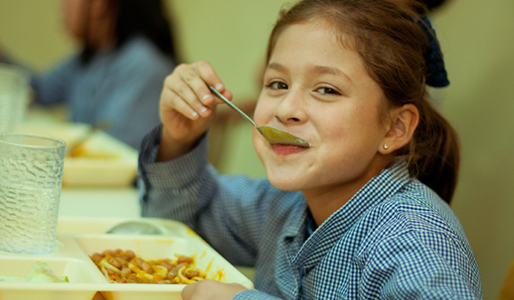 Estudiante comiendo gracias al programa PAE. Foto: Gobierno de Chile.