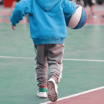 Educación Física y convivencia escolar: ¿cómo favorecemos espacios para el buen trato en las escuelas? Niño de espaldas jugando básquetbol.