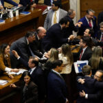 El ministro de Hacienda, Jorge Quiroz, y el ministro del Interior Claudio Alvarado durante la sesión de la Cámara de Diputados. Sebastián Cisternas/Aton Chile.