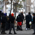 Overoles blancos vuelven a manifestarse en las afueras del Liceo de Aplicacion, donde ademas intentan incendiar y bus.