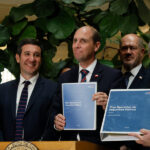 Arrau presenta el Plan Operativo de Seguridad Pública en medio de tensión por salida de subsecretarios Autoridades del gobierno de Chile presentan el documento oficial del "Plan Operativo de Seguridad Pública" impreso en carpetas azules, durante un punto de prensa institucional.