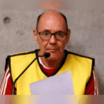 Mauricio Hernández Norambuena con el chaleco amarillo de imputados.