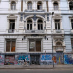 Arquitectura, política y utopía: habitar la ciudad Fachada del Hotel Royal, un edificio patrimonial de estilo neoclásico francés. La parte baja de su fachada está cubierto por grafitis.
