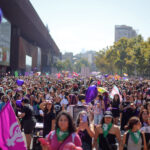 Mujeres marchan por la Alameda en conmemoración de 8 M.