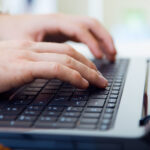 La IA y sus puntos ciegos ante el conocimiento social Persona trabajando en un computador, imagen referencial