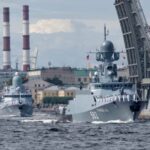 Ataque masivo de Ucrania a la flota rusa del Báltico en San Petersburgo Rusia ha confirmado que el Ejército ucraniano ha lanzado un ataque masivo con drones contra la flota báltica de la Marina rusa en la isla de Kotlin, en las inmediaciones de San Petersburgo, que ha dejado por el momento cuatro heridos leves y llevado a las autoridades a declarar una orden de evacuación. Foto Europa Press